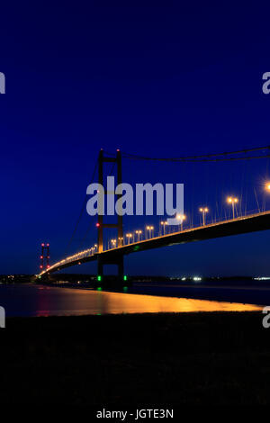 Le Humber Bridge at night, de Barton-upon-Humber côté village, East Riding of Yorkshire, Angleterre Banque D'Images