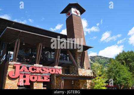 JACKSON Hole, Wyoming - 27 juin 2017 : Tour de l'horloge et l'arrêt de tramway. Les 100 pieds de haut tour de l'horloge à la station de la vallée deux et un demi-mille, Banque D'Images