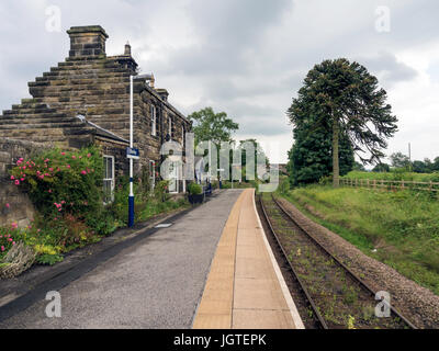 Un train ou une gare en pierre à Danby sur le chemin de fer rural de la vallée d'Esk de Middlesbrough à Whitby, un jour d'été nuageux. Banque D'Images