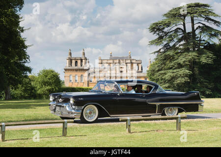 1957 Cadillac Coupe de Ville à rallier des géants american car show, Blenheim Palace, Oxfordshire, Angleterre. Classic vintage American car Banque D'Images