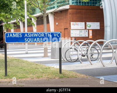 Signe pour le VC James Ashworth Square à Corby town centre, Northamptonshire, en Angleterre. Banque D'Images