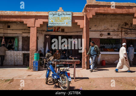 Telouet, Maroc - 14 Avril 2016 : Les gens en face de boutiques dans le village de Telouet dans la région du Haut Atlas du Maroc Banque D'Images