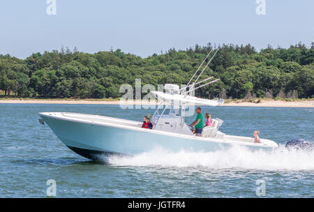 Bateaux à moteur sur l'île Shelter NY Banque D'Images