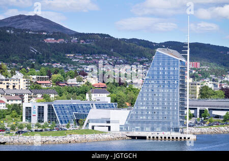 Vue sur la mer de l'établissement Scandic Seilet Hotel, inauguré le 11 septembre 2002. À 16 étages et 82 mètres, il est le plus haut bâtiment de la ville de Molde, Norvège Banque D'Images