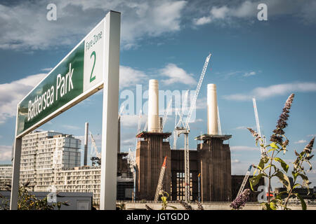 Le nouveau logement de la Battersea Power Station est en construction, vu de la gare de Battersea Park, Londres, Angleterre, Royaume-Uni Banque D'Images