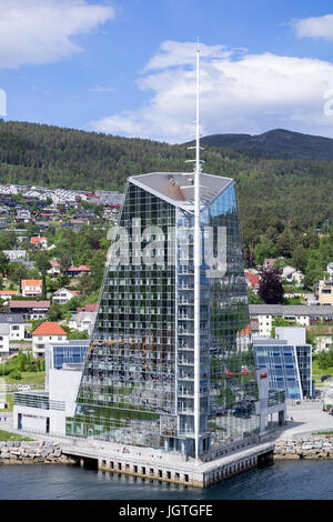 Vue sur la mer de l'établissement Scandic Seilet Hotel, inauguré le 11 septembre 2002. À 16 étages et 82 mètres, il est le plus haut bâtiment de la ville de Molde, Norvège Banque D'Images