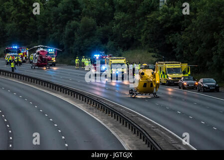 Accident fermé M11 près de Bishops Stortford, Harlow, Essex. Trois personnes emmenées à l'hôpital. Deux ambulances aériennes étaient présentes. Homme accusé de conduite en état d'ivresse Banque D'Images