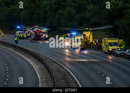 Accident fermé M11 près de Bishops Stortford, Harlow, Essex. Trois personnes emmenées à l'hôpital. Deux ambulances aériennes étaient présentes. Homme accusé de conduite en état d'ivresse Banque D'Images