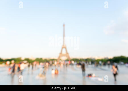 Vue brouillée de la Tour Eiffel à Paris, France, vu de l'esplanade du Trocadéro dans une chaude lumière au coucher du soleil. Banque D'Images