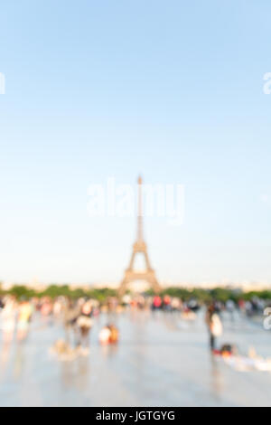 Vue brouillée de la Tour Eiffel à Paris, France, vu de l'esplanade du Trocadéro dans une chaude lumière au coucher du soleil. Banque D'Images