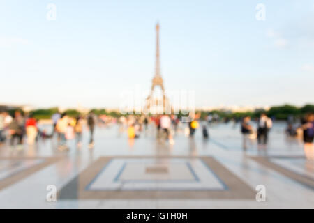 Vue brouillée de la Tour Eiffel à Paris, France, vu de l'esplanade du Trocadéro dans une chaude lumière au coucher du soleil. Banque D'Images