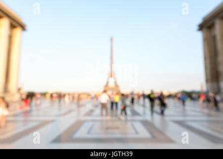 Vue brouillée de la Tour Eiffel à Paris, France, vu de l'esplanade du Trocadéro dans une chaude lumière au coucher du soleil. Banque D'Images