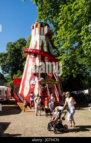 Un pêle-mêle à l'assemblée annuelle tenue le juste Village Barnes Barnes commun dans SW London, UK Banque D'Images