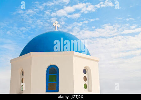 L'église orthodoxe avec dôme bleu sur fond de ciel bleu aux beaux jours de l'été, Oia, Santorin ou Thira, Grèce Banque D'Images