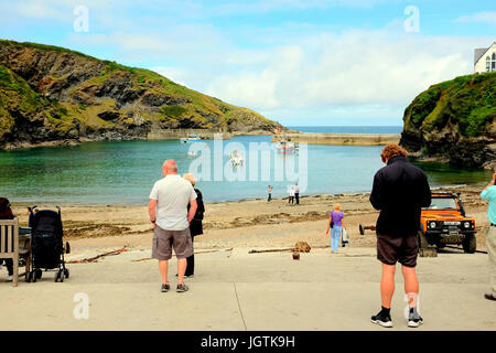 Port Isaac, Cornwall, UK. Juillet 03, 2017. Les vacanciers appréciant la vue sur la cale et plage de port Isaac à Cornwall. Banque D'Images