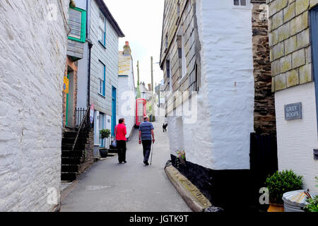 Port Isaac, Cornwall, UK. Juillet 03, 2017. d'une ruelle menant vers le haut et hors du village avec téléphone rouge fort à port Isaac à Cornwall. Banque D'Images