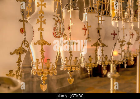 Lanternes décorées au-dessus de la pierre d'onction dans l'Eglise du Saint Sépulcre, vieille ville de Jérusalem, Israël. Banque D'Images