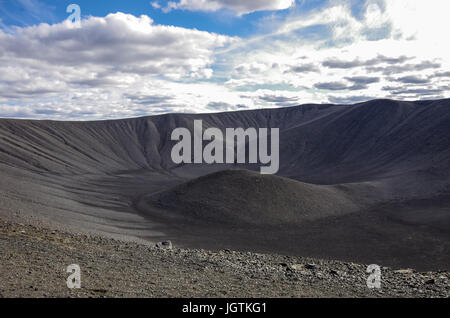 Cratère Hverfjall près du lac Myvatn en Islande, l'un des plus grands cratères volcaniques dans le monde avec un diamètre de près de 800m en haut Banque D'Images