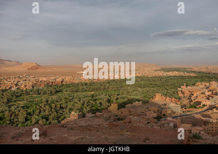 Panorama de la ville de Tinghir au Maroc. Tinghir est une oasis sur la rivière Todgha Banque D'Images