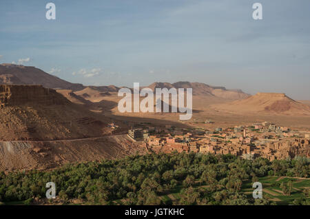 Panorama de la ville de Tinghir au Maroc. Tinghir est une oasis sur la rivière Todgha Banque D'Images