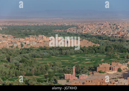 Panorama de la ville de Tinghir au Maroc. Tinghir est une oasis sur la rivière Todgha Banque D'Images