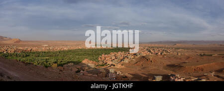 Panorama de la ville de Tinghir au Maroc. Tinghir est une oasis sur la rivière Todgha Banque D'Images