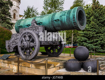 Le Tsar Cannon dans les murs du Kremlin à Moscou, Russie Banque D'Images