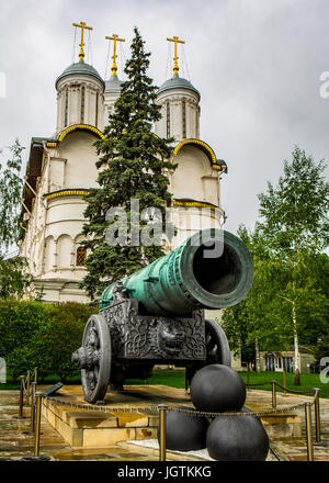 Le Tsar Cannon en face de l'Église des Douze Apôtres dans les murs du Kremlin à Moscou, Russie Banque D'Images