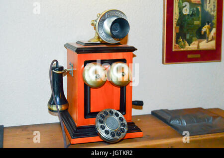 Ancien téléphone avec écran couleur orange et cornet Banque D'Images