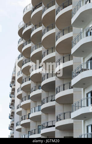 Un modèle abstrait de balcons en béton sur un immeuble à St Julians Bay Malte - architecture moderne Banque D'Images