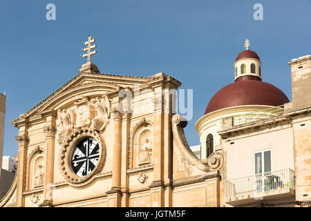 La façade ouvragée, plafonnier et l'architecture de l'église paroissiale de Jésus de Nazareth à Sliema Malte Banque D'Images