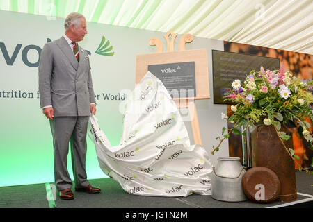 Le Prince de Galles dévoile une plaque comme il ouvre officiellement le nouveau International Volac en centrale biomasse Ciliau Aeron, qui utilise du combustible bois durable pour produire de l'énergie, avant d'assister à une réception avec les membres du personnel et les intervenants à Dyffryn Aeron Vallée, Felinfach. Banque D'Images