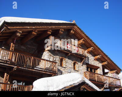 Ski chalet traditionnel recouvert de neige Banque D'Images