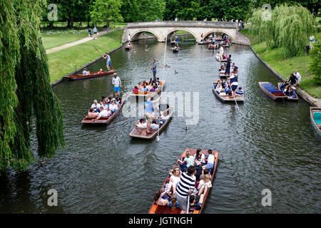 Les gens en barque sur la rivière Cam, Cambridge, Cambridgeshire, Angleterre, Royaume-Uni Banque D'Images