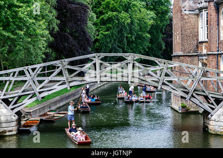 Pont mathématique et les gens en barque sur la rivière Cam, Cambridge, Cambridgeshire, Angleterre, Royaume-Uni Banque D'Images