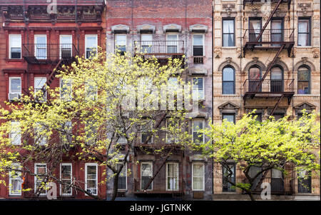 La vieille ville historique de bâtiments et d'arbres le long de la 3ème Avenue dans l'East Village de Manhattan, New York City NYC Banque D'Images