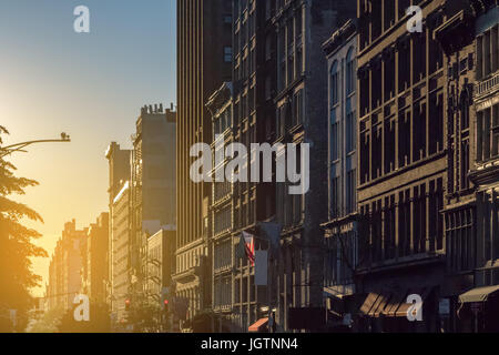 Coucher du soleil lumière brille sur un bloc d'immeubles de New York City NYC Banque D'Images