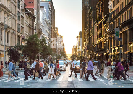 NEW YORK CITY - circa 2017 : des foules de gens occupés à traverser l'intersection de la 5e Avenue et 23e rue à Manhattan, New York City avec le s Banque D'Images