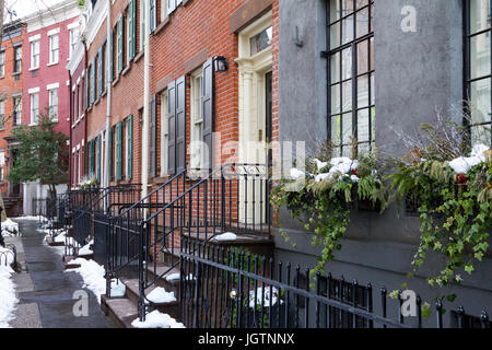 Les bâtiments historiques et les trottoirs couverts de neige de Grove Street sur une journée d'hiver dans le quartier de Greenwich Village de Manhattan, New York City Banque D'Images