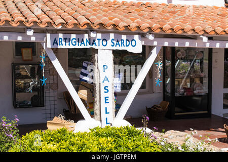 Détail d'une boutique colorée et avant Articles à vendre dans la zone piétonne principale de Baia Sardinia, Gallura, Sardaigne, Italie. Banque D'Images