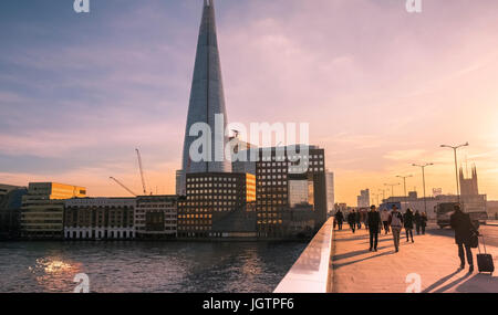 Le coucher du soleil, le Pont de Londres, regardant vers la construction d'échardes, Londres, Angleterre, Royaume-Uni Banque D'Images