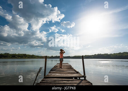 Jeune femme sur le lac Atitlan, Guatemala Banque D'Images