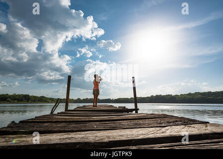 Jeune femme sur le lac Atitlan, Guatemala Banque D'Images