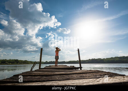 Jeune femme sur le lac Atitlan, Guatemala Banque D'Images