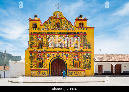 Un petit village dans les hautes terres de l'ouest du Guatemala, San Andrés Xecul abrite une église catholique peint aux couleurs vives, orné d'un éventail fascinant Banque D'Images