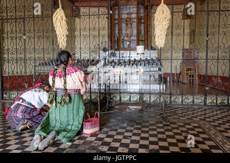 Un petit village dans les hautes terres de l'ouest du Guatemala, San Andrés Xecul abrite une église catholique peint de couleurs vives. Deux femmes mayas attaquent. Banque D'Images