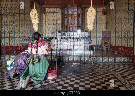 Un petit village dans les hautes terres de l'ouest du Guatemala, San Andrés Xecul abrite une église catholique peint de couleurs vives. Deux femmes mayas attaquent. Banque D'Images