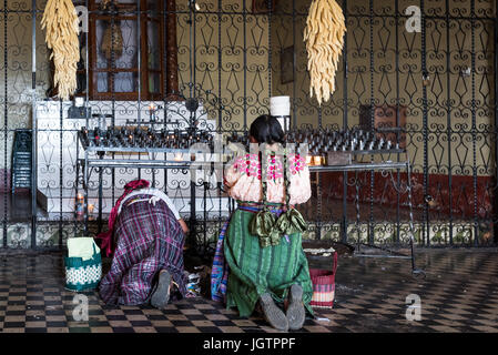 Un petit village dans les hautes terres de l'ouest du Guatemala, San Andrés Xecul abrite une église catholique peint de couleurs vives. Deux femmes mayas attaquent. Banque D'Images