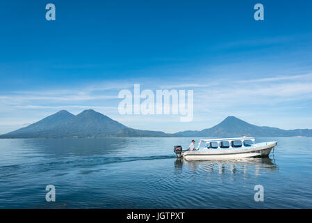 L'Amérique centrale, le Guatemala, le Lago de Atitlan,, lac, Santiago, pêcheur, bateau, indien, maya, native, mundo maya. Guatemala Banque D'Images