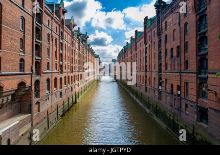 Vue sur le canal en historique d'entrepôts Speicherstadt à Hambourg Allemagne Banque D'Images